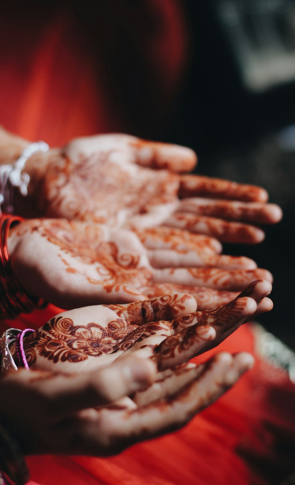 Frauen mit Mendhi-Tattoos