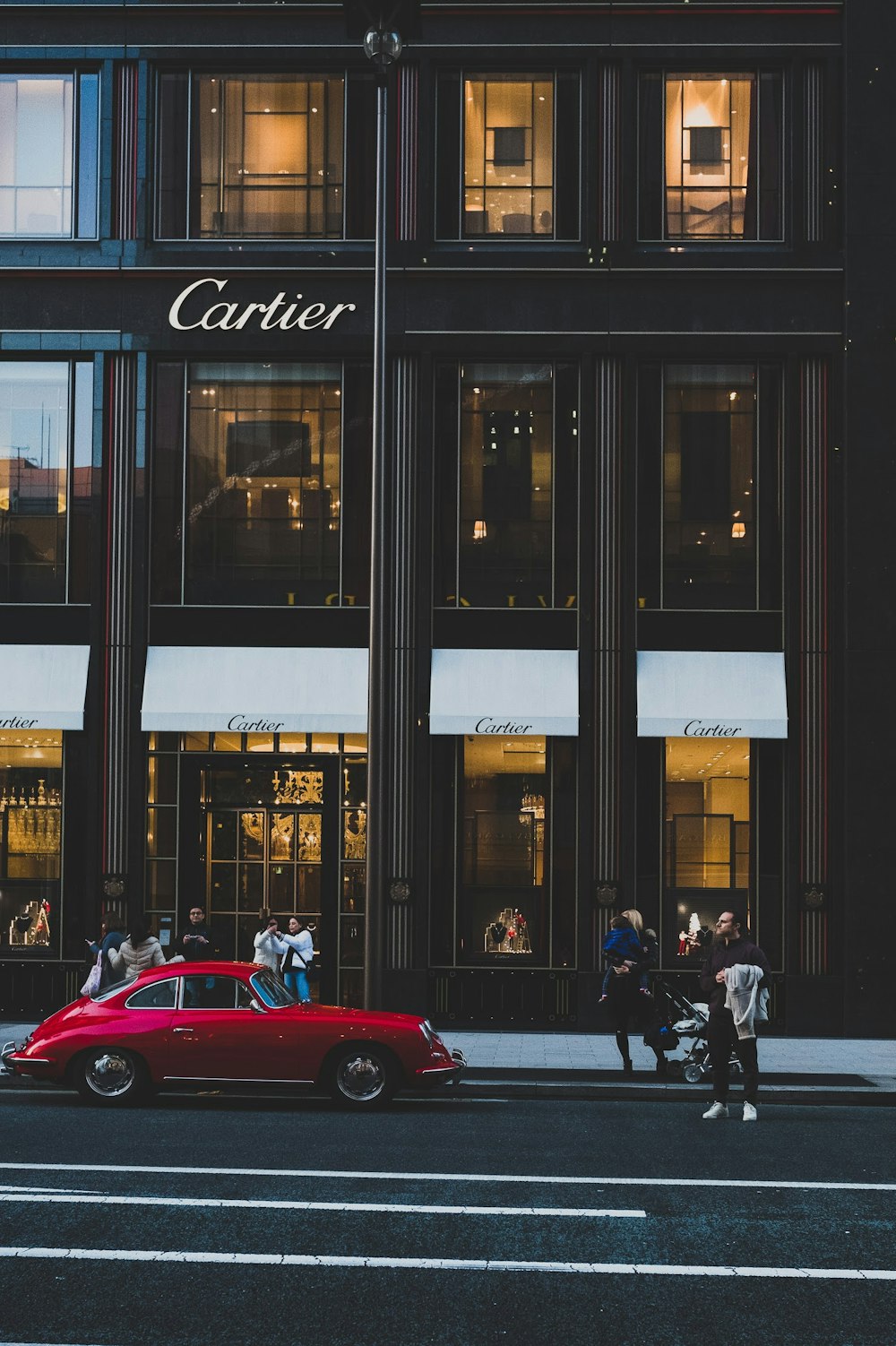 Coupé rojo frente a la tienda Cartier