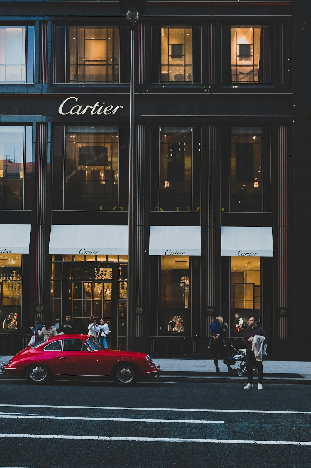 coupé rossa davanti al negozio Cartier