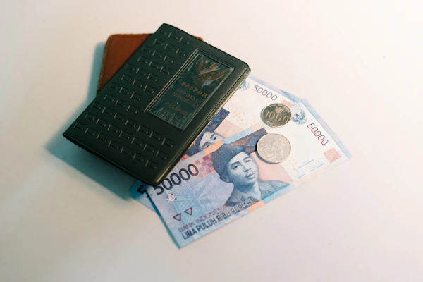 財布とユーロ硬貨と為替レート表示