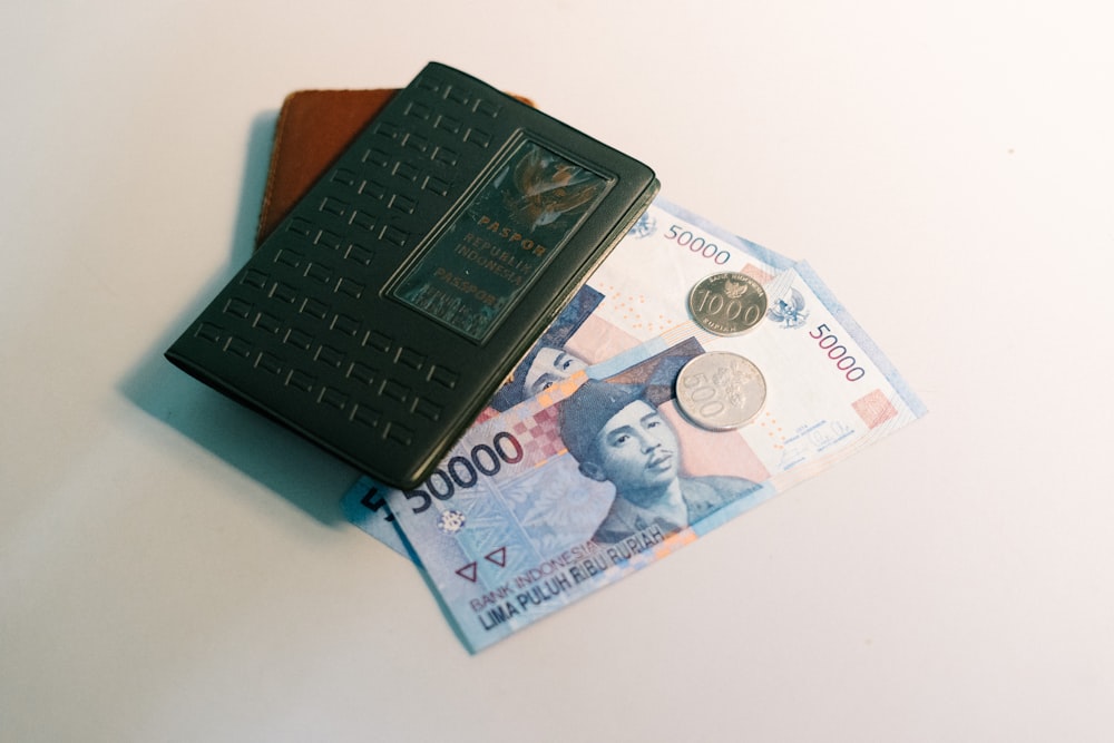 Banknote und Reisepass auf weißer Tafel