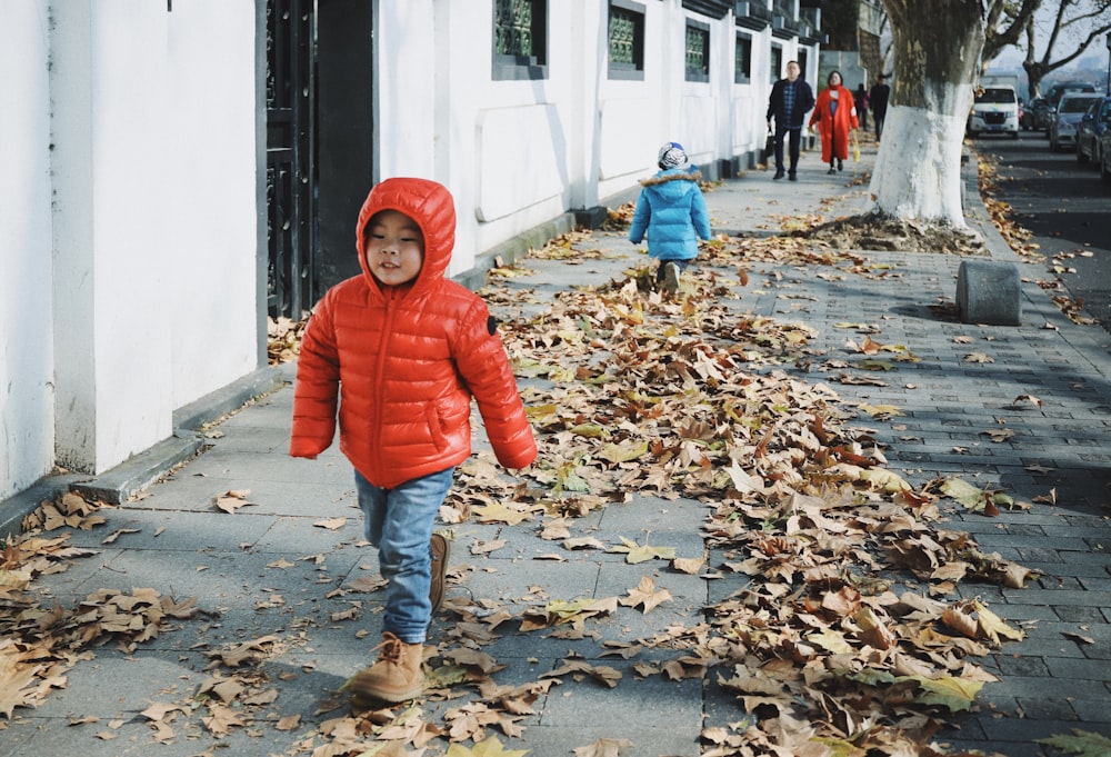 enfants marchant le long de la rue