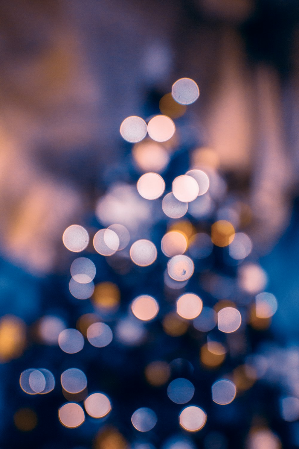 Uma foto desfocada de uma árvore de Natal iluminada