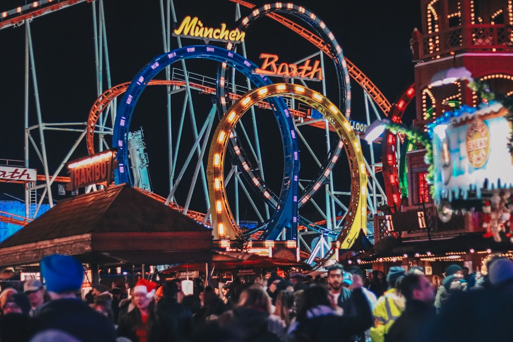 Gruppe von Menschen an Karneval in der Nacht