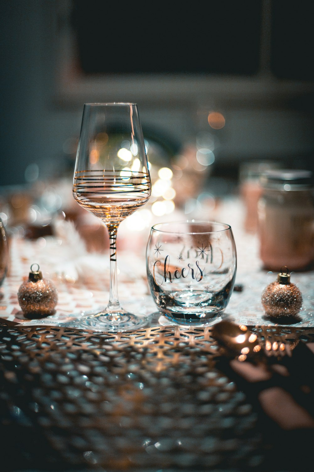 fotografia de foco seletivo de taça de vinho