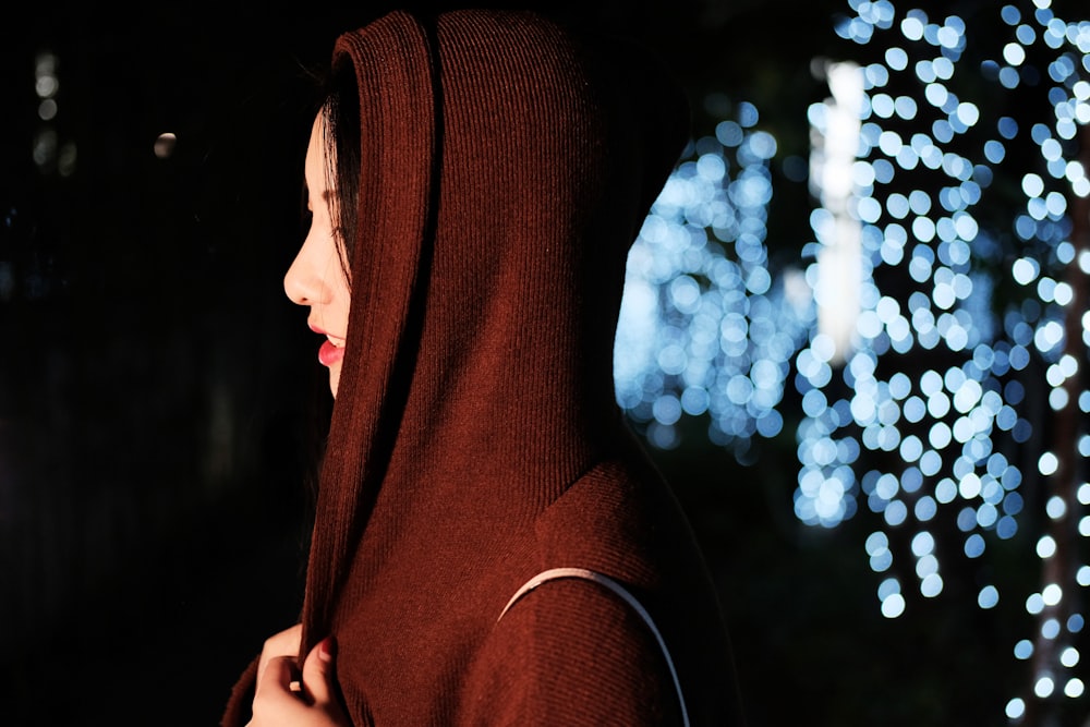 donna che indossa la fotografia bokeh del copricapo marrone