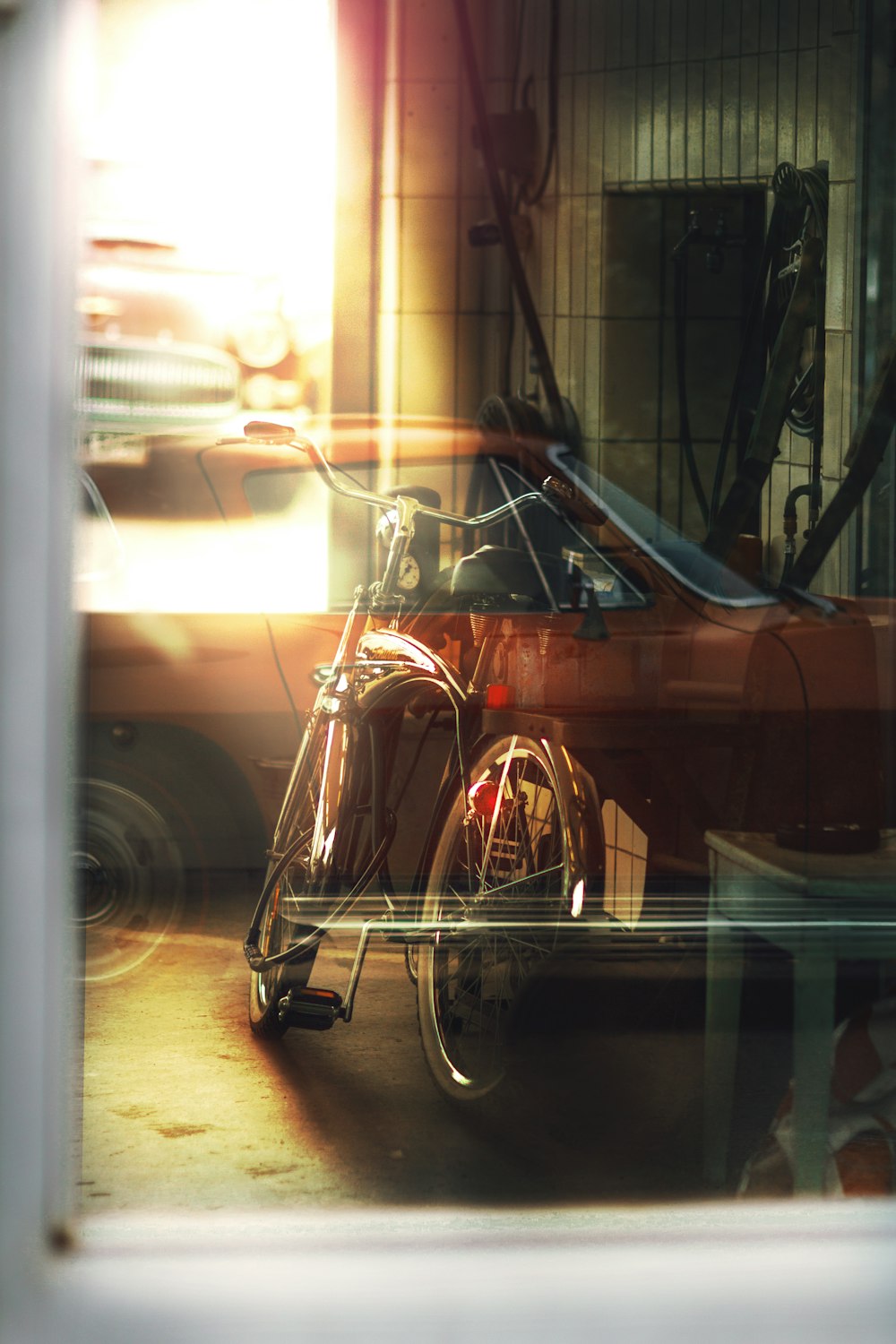 Bicicleta de carretera gris y negra estacionada junto a la pared que supervisa la ventana de vidrio