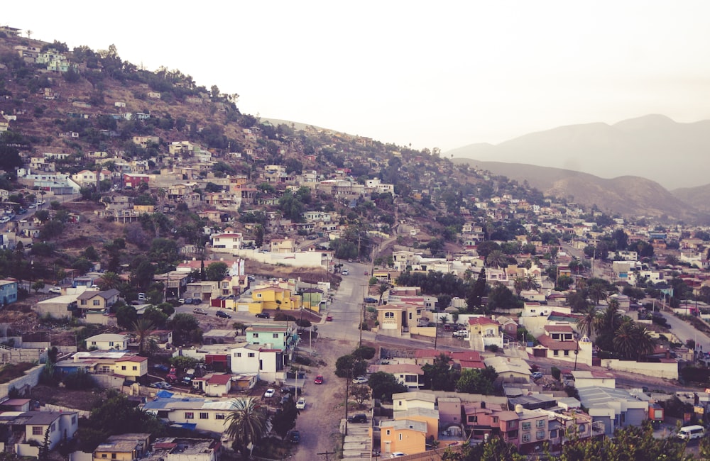 une vue d’une petite ville sur une colline