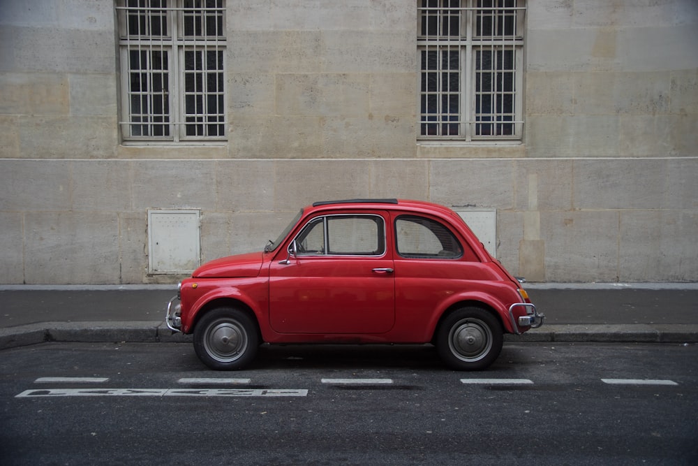 Volkswagen Maggiolino rosso berlina su strada