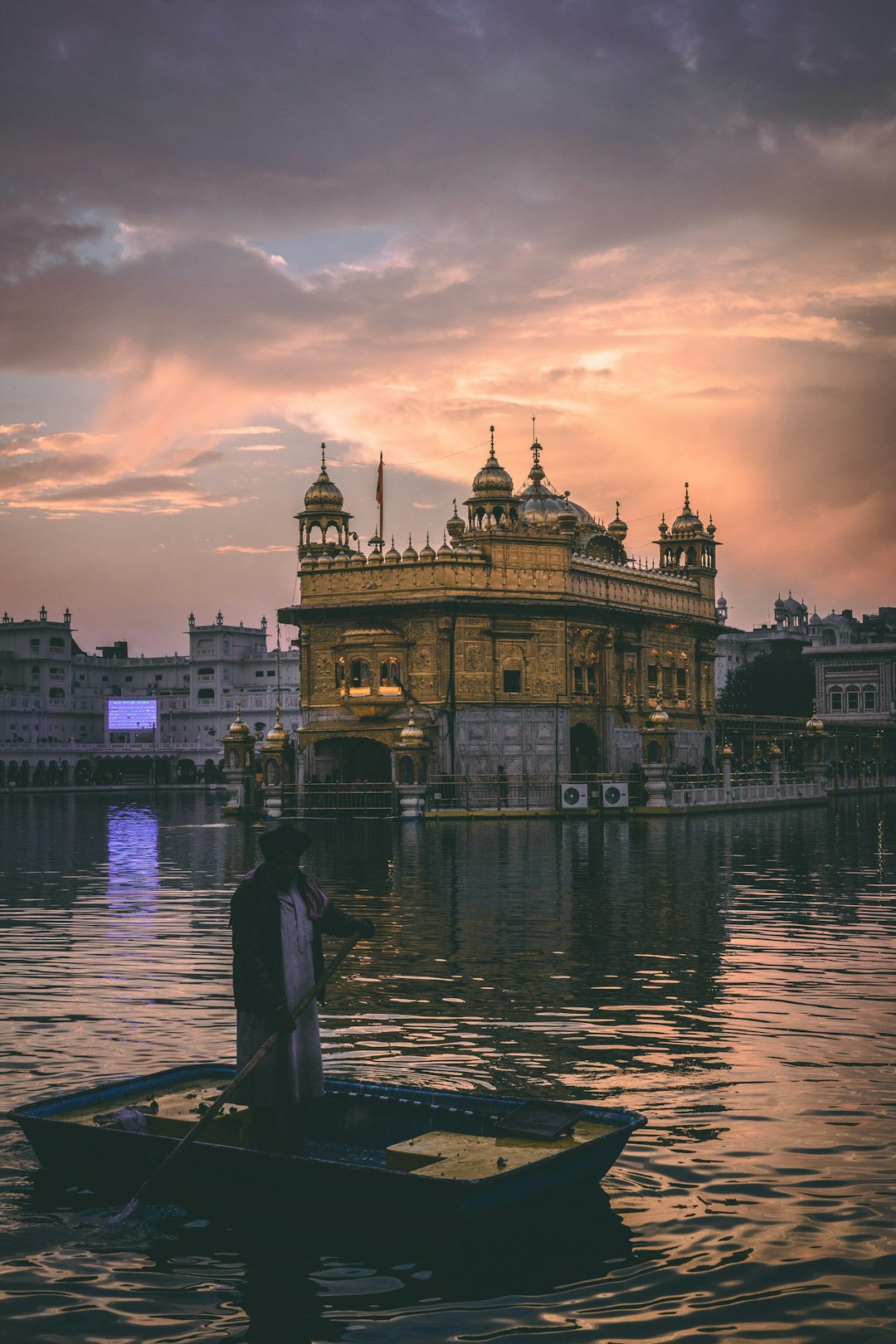travelers stories about Landmark in Amritsar, India