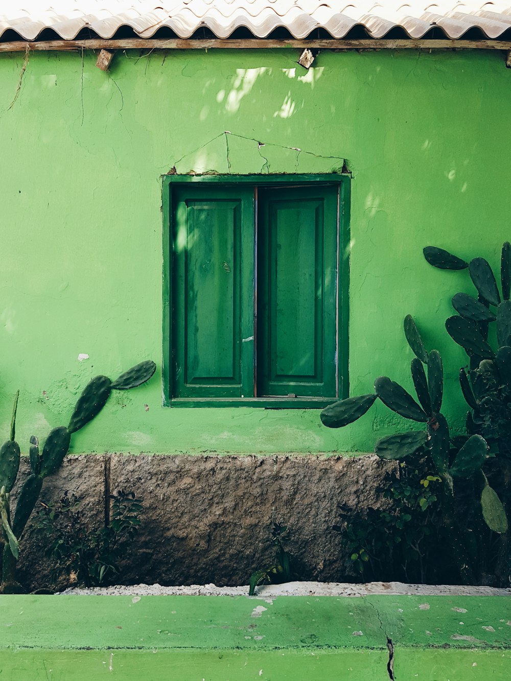 閉じた緑色の木製の窓