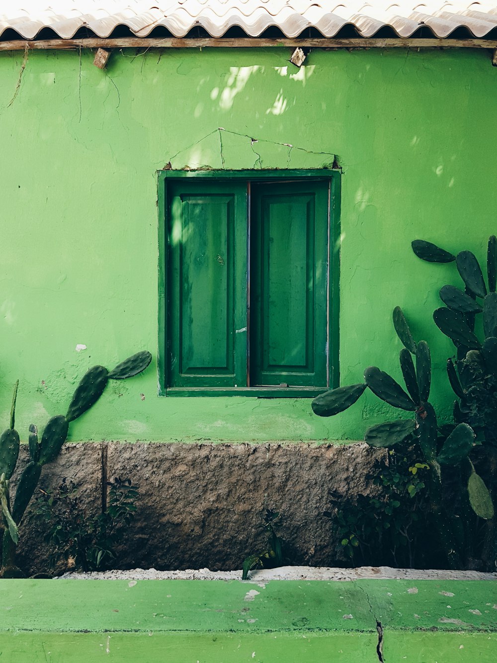 janela de madeira verde fechada