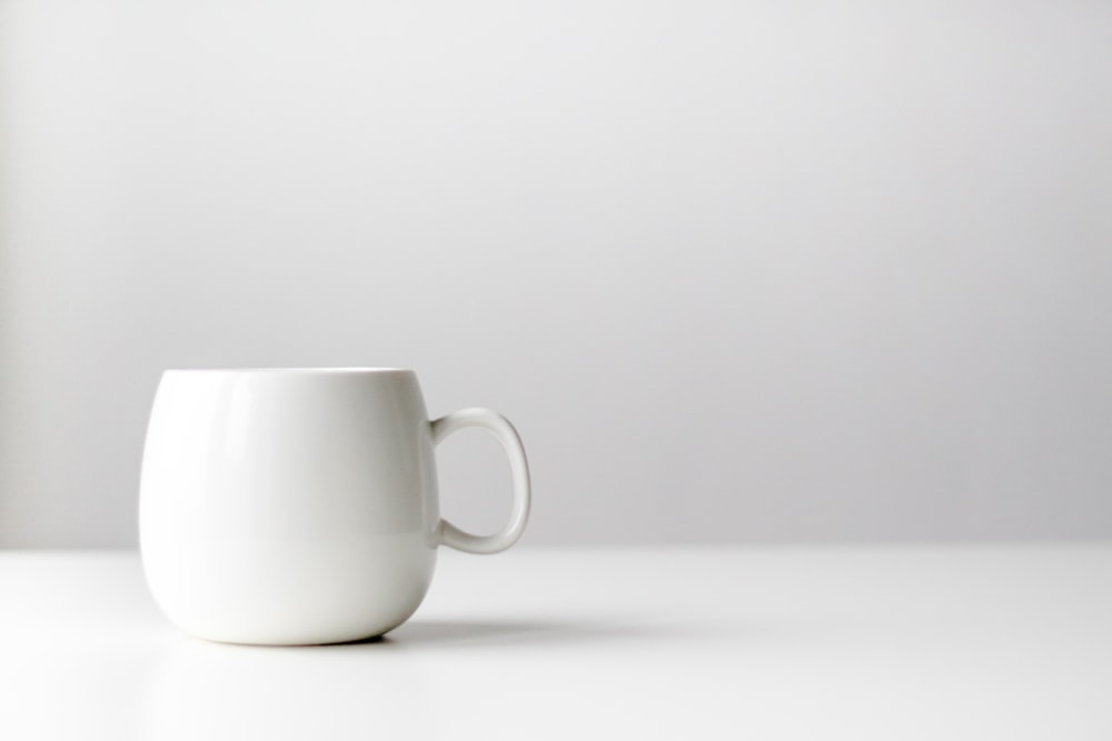 tazza in ceramica bianca