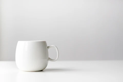 Tasse en céramique posée sur une table