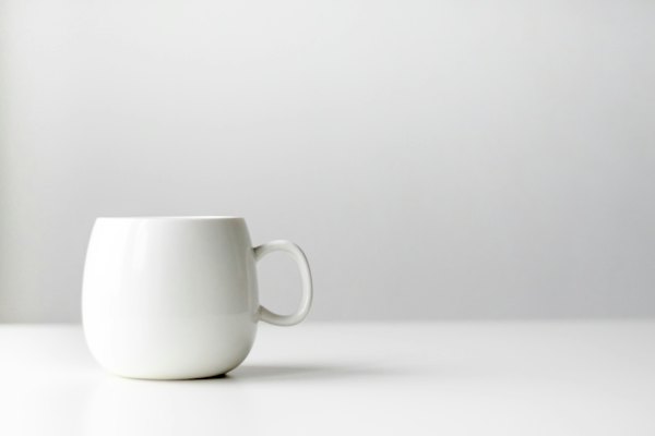Une tasse blanche sur un fond clair