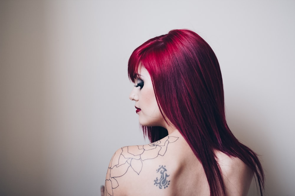 赤い髪と入れ墨の女性