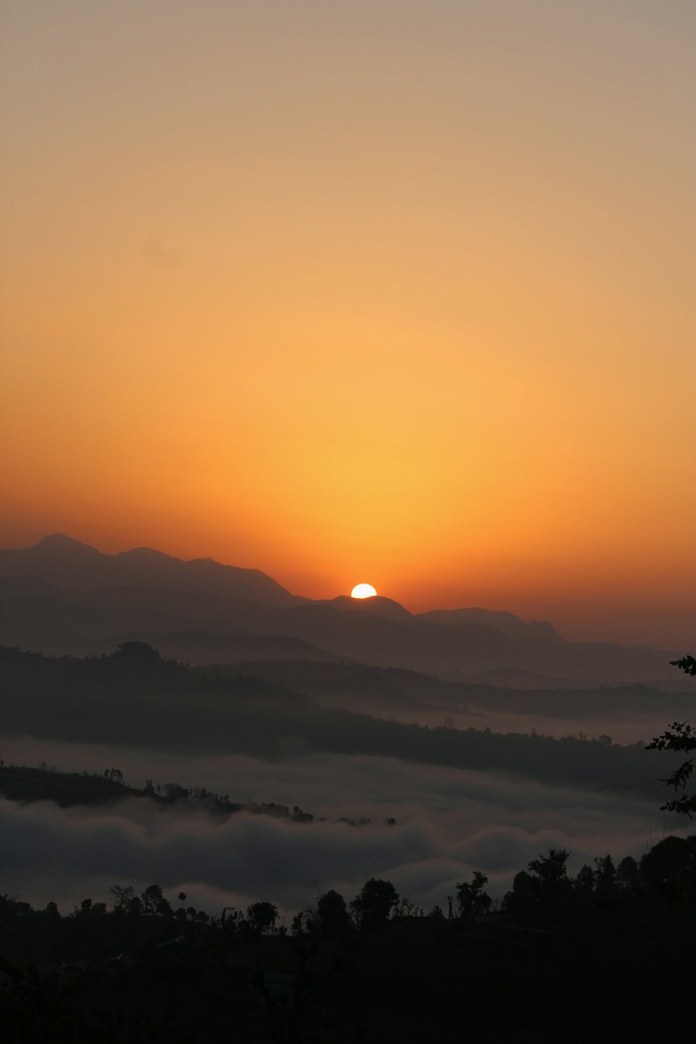 Sole che fa capolino sulla montagna di ghiaccio