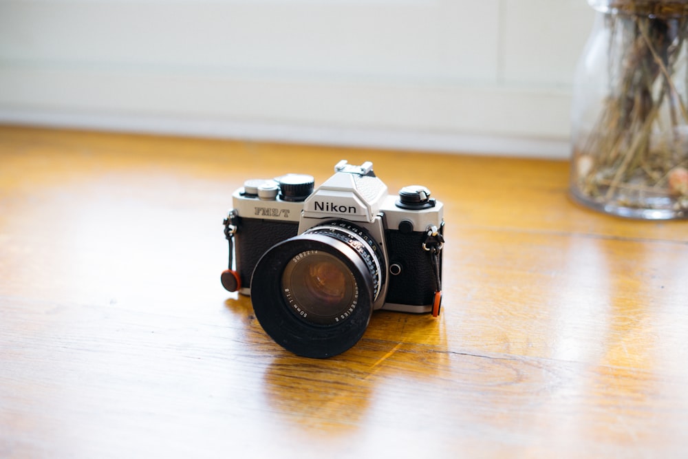 fotocamera DSLR Nikon grigia e nera