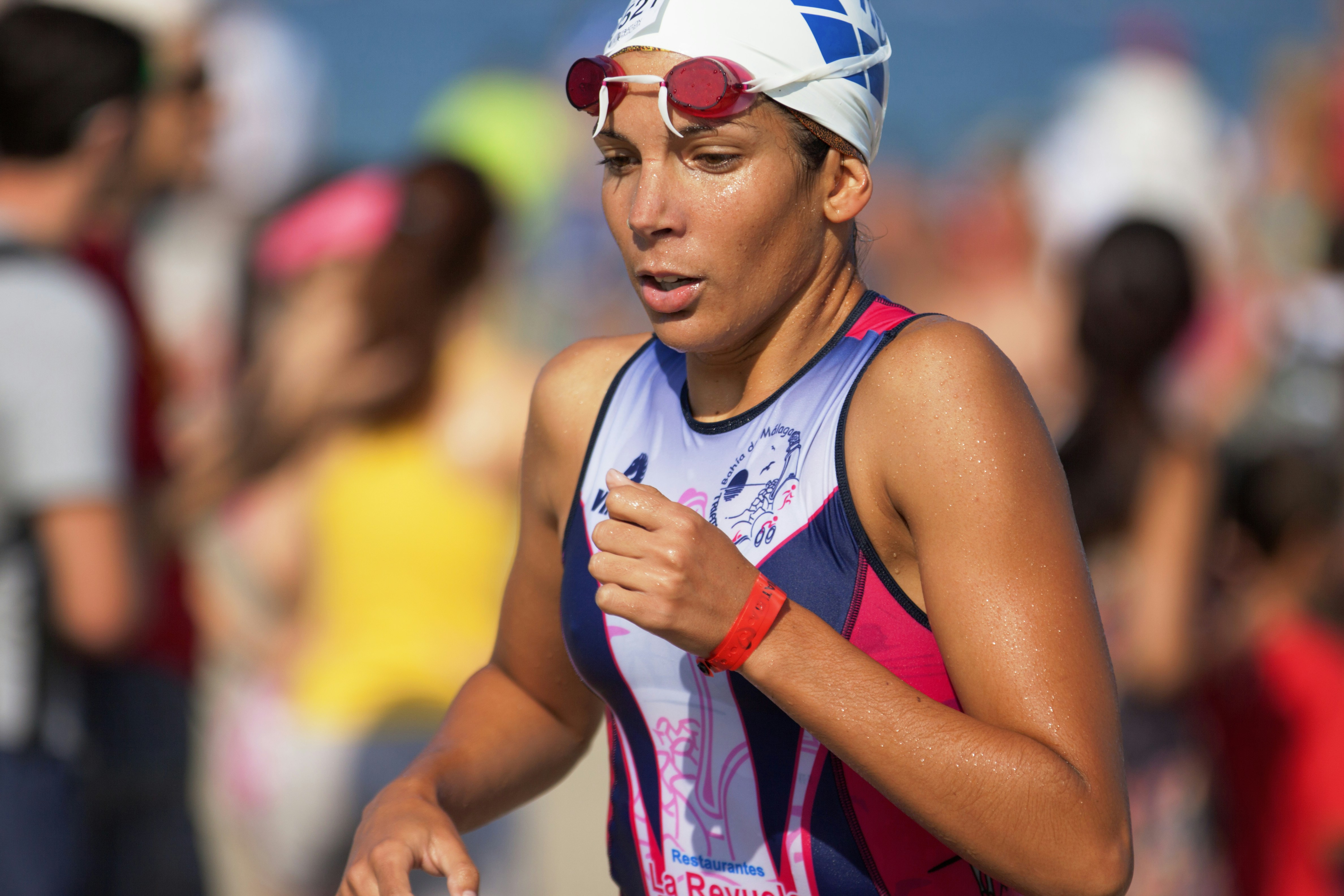 Transición de la prueba de natación a la de ciclismo durante el III Triatlón de Málaga, en la Playa de la Misericordia.