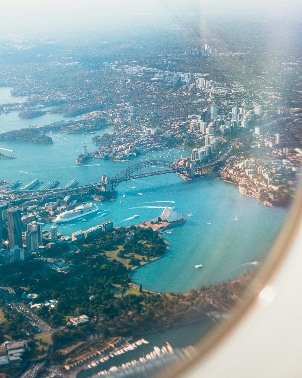 fotografia aerea della città accanto allo specchio d'acqua