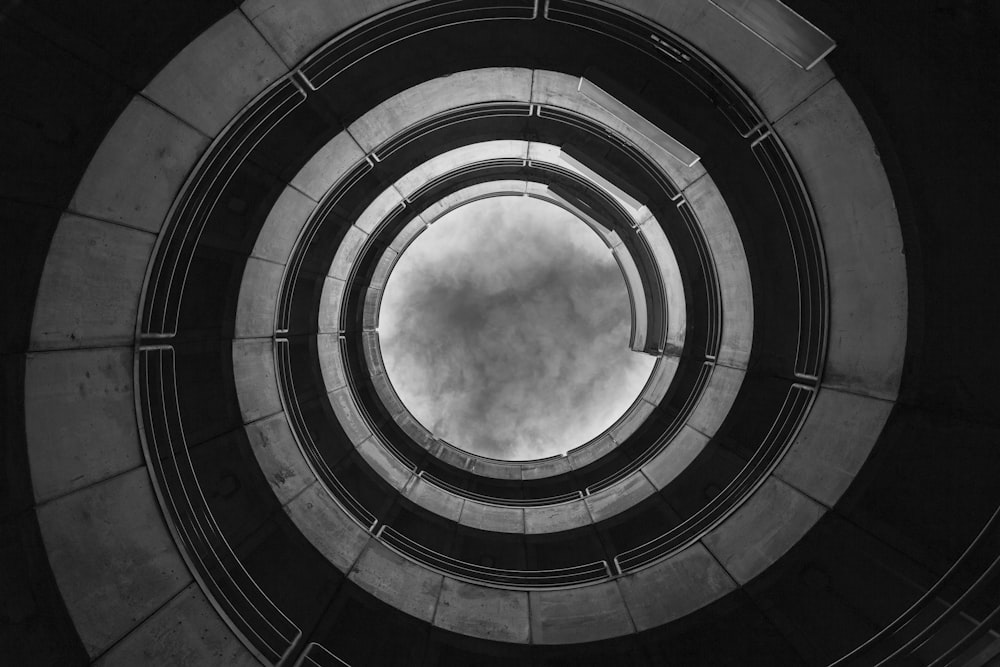Photographie en niveaux de gris de vue en contre-plongée d’un bâtiment en spirale