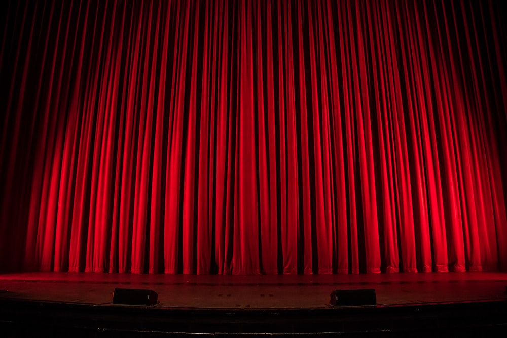 赤い劇場のカーテン