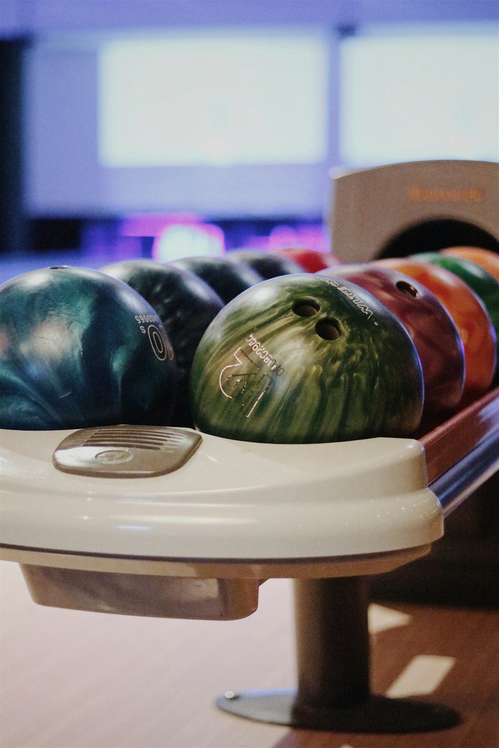 Makroaufnahme verschiedener Bowlingkugeln