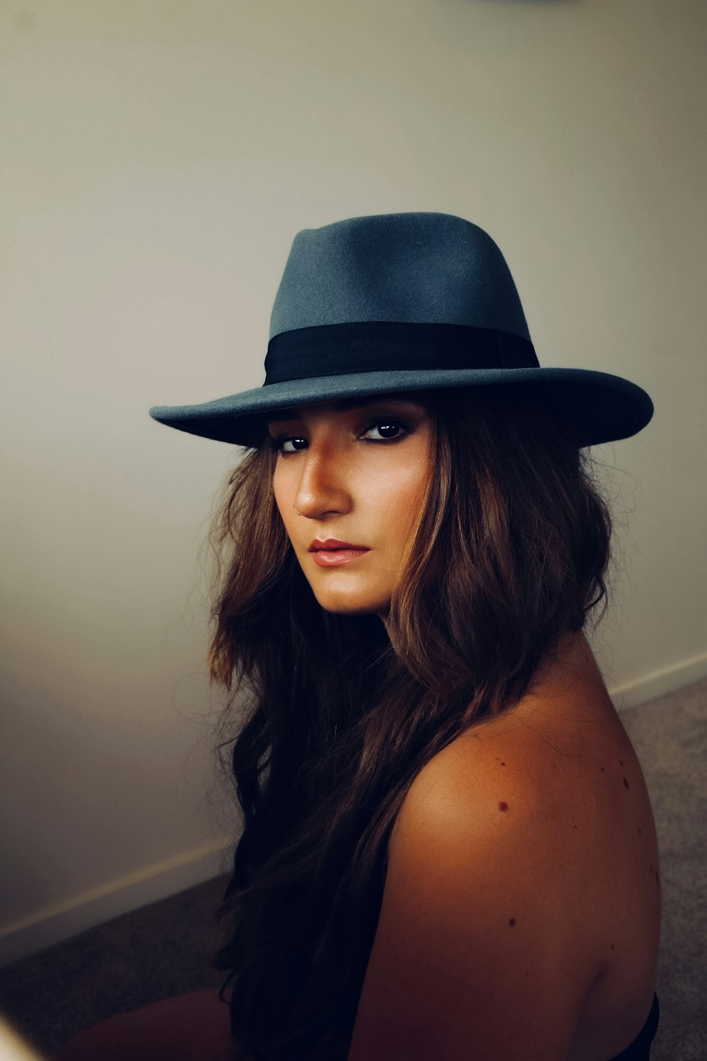 woman wearing grey hat