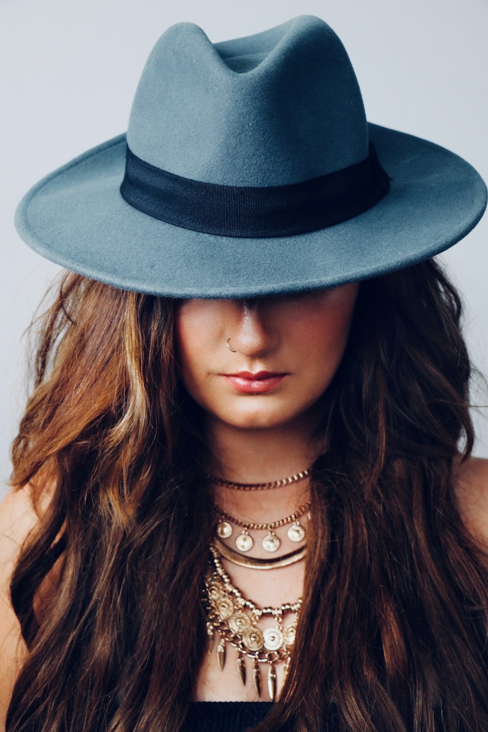 foto de retrato de mujer con sombrero de vaquero gris