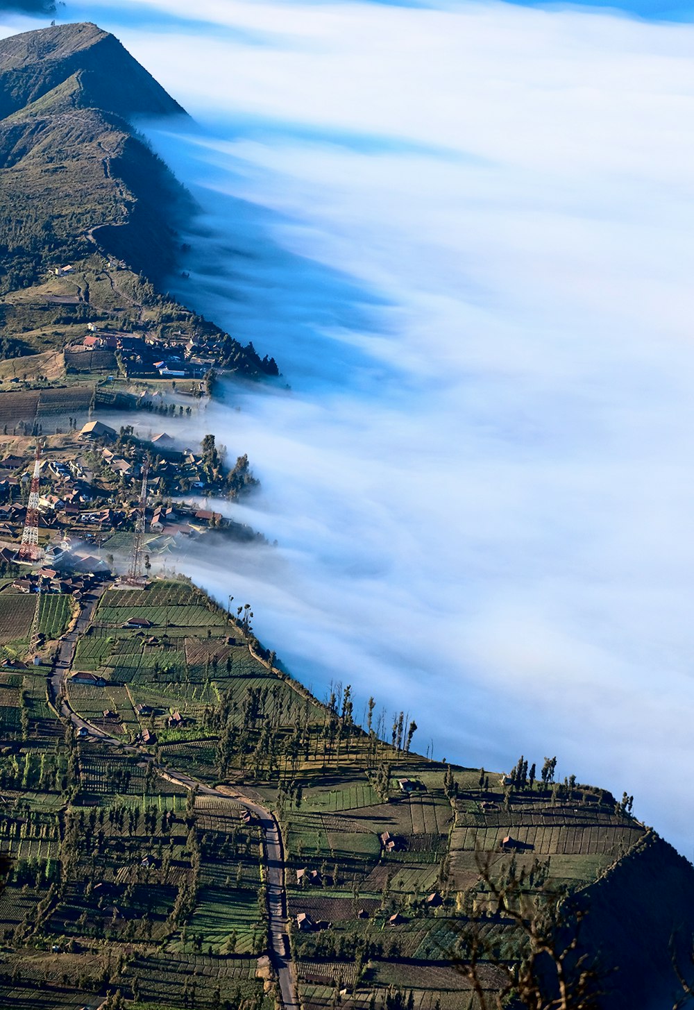 montagne verdi coperte di nebbia