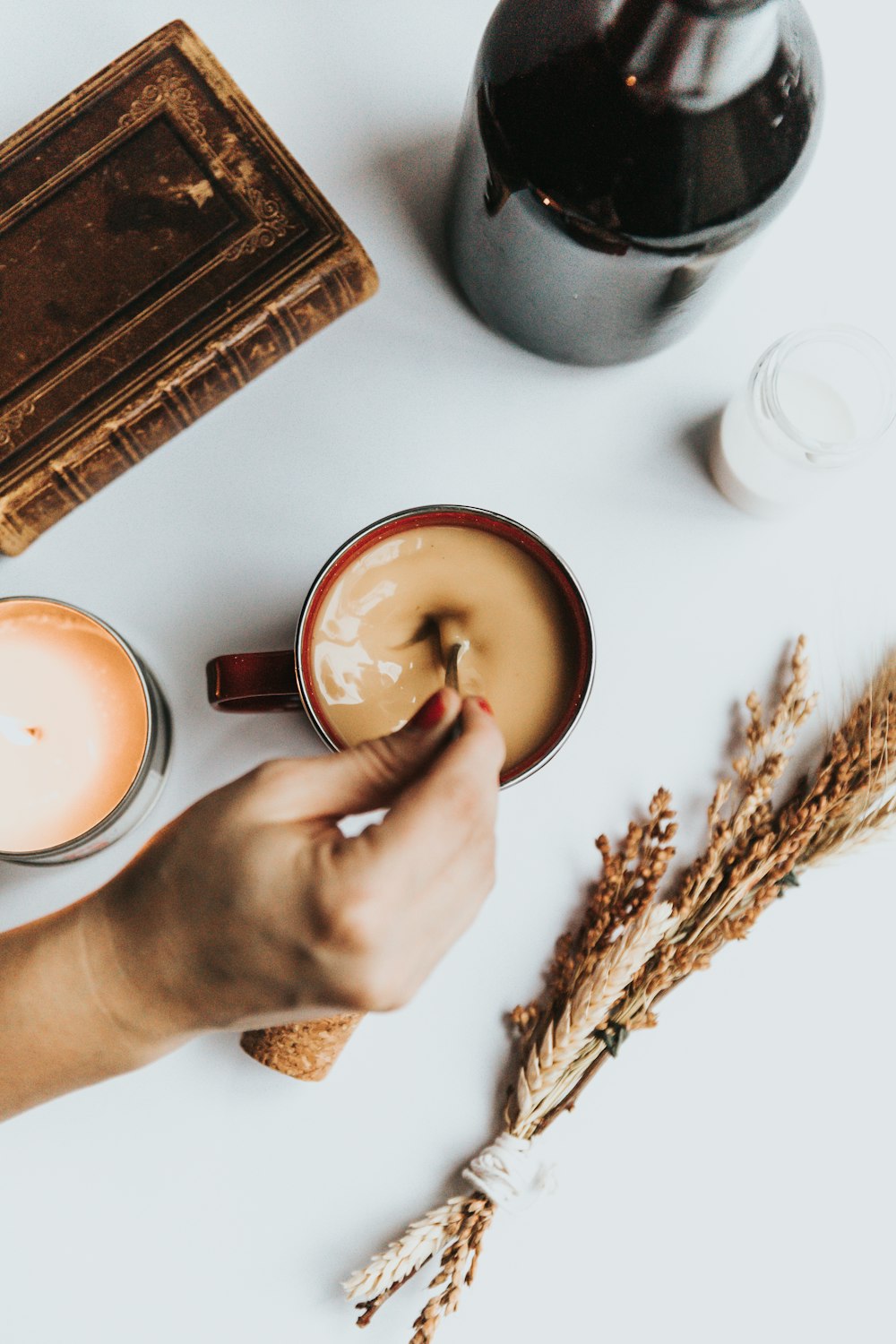 Kaffee serviert auf rotem Keramikbecher