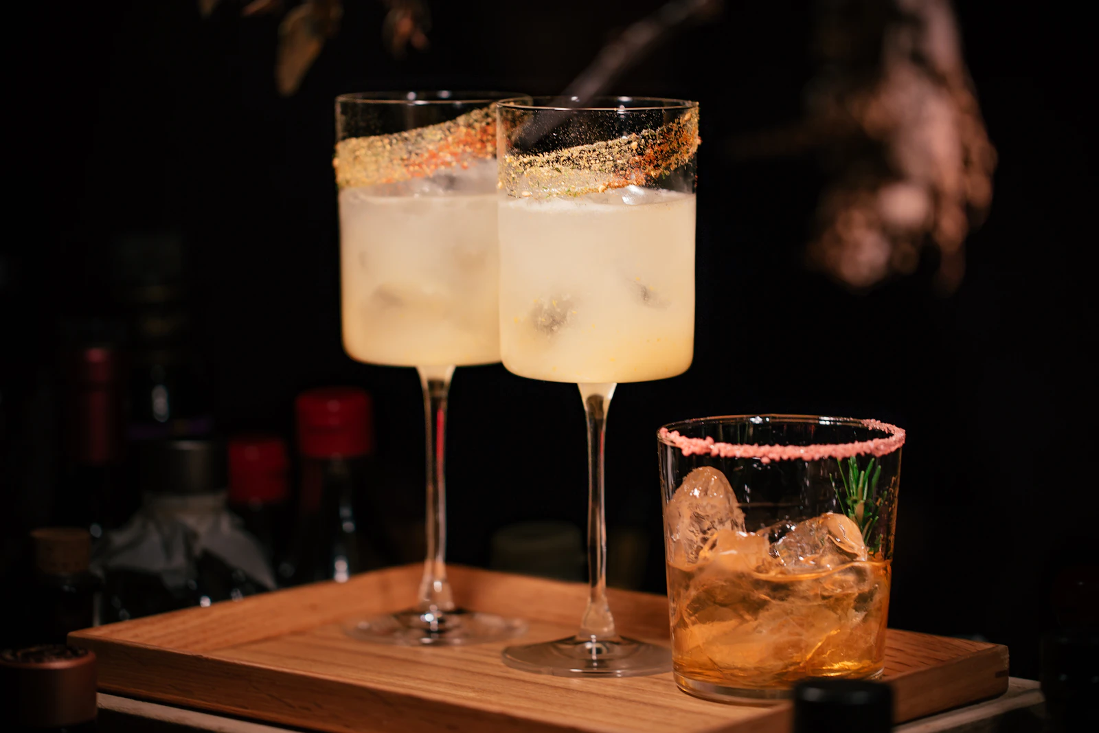 京都酒吧吧檯上的酒杯