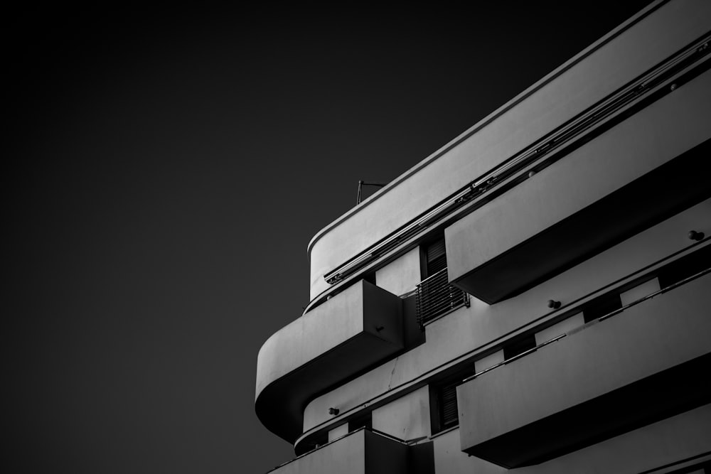 Foto en escala de grises de ángulo bajo de un edificio de hormigón