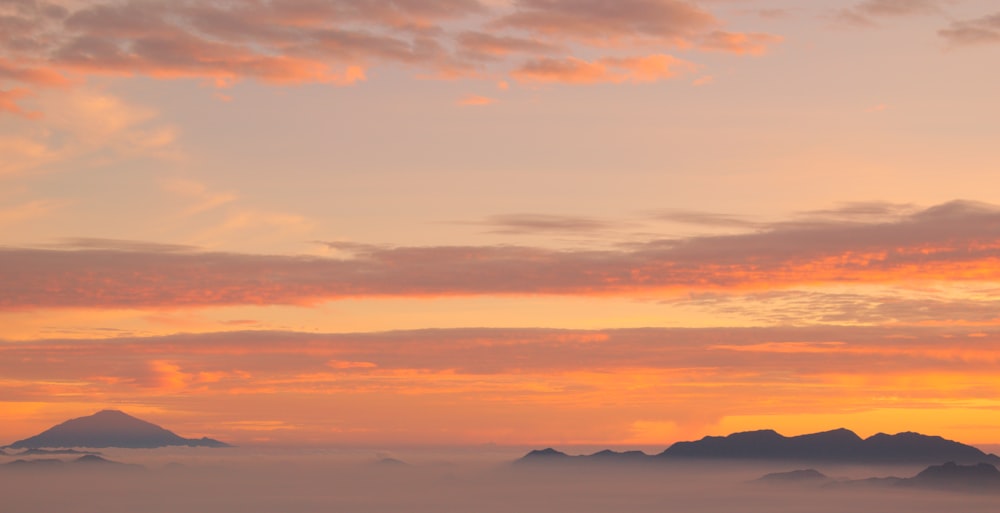 山の夕日