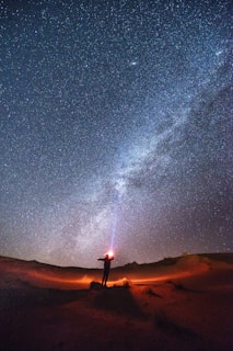 persona con fondo estrellado y conexion con el universo en la historia de Carolina en Cielo Sagrado