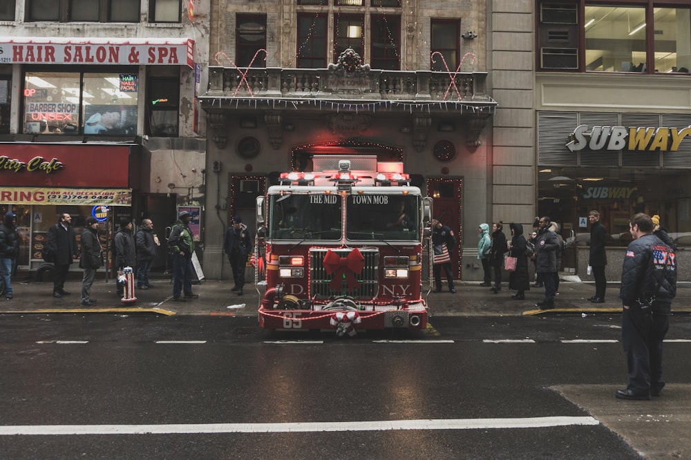 Camión rojo y blanco cerca del edificio