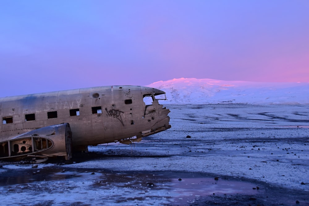 avion gris épave sur le champ de neige