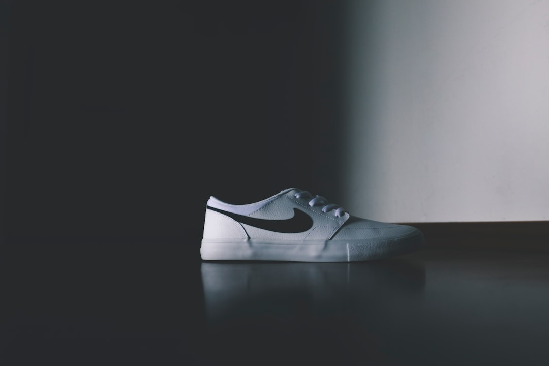 unpaired white Nike low-top shoe