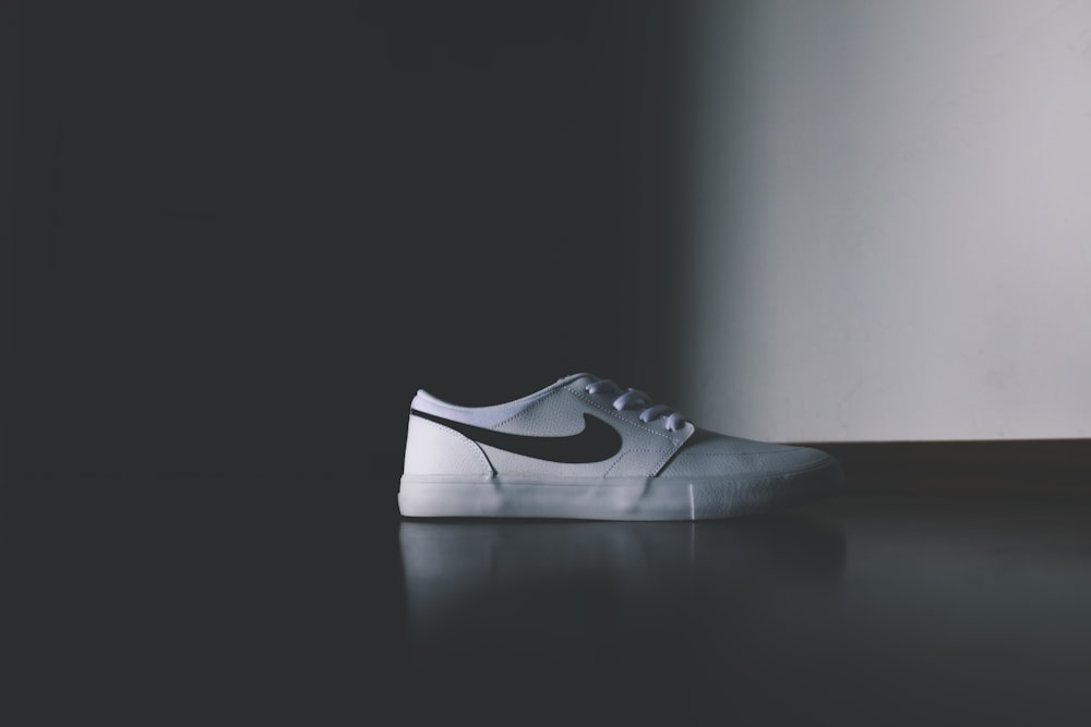 sapato Nike low-top branco desemparelhado