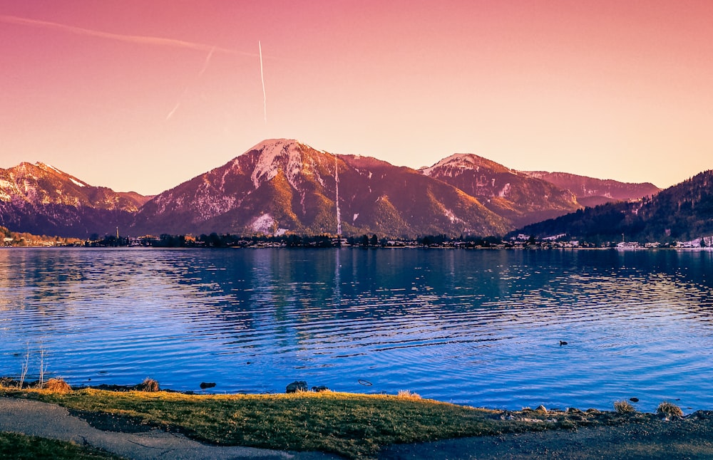 Montanha com vista para o mar durante o dia