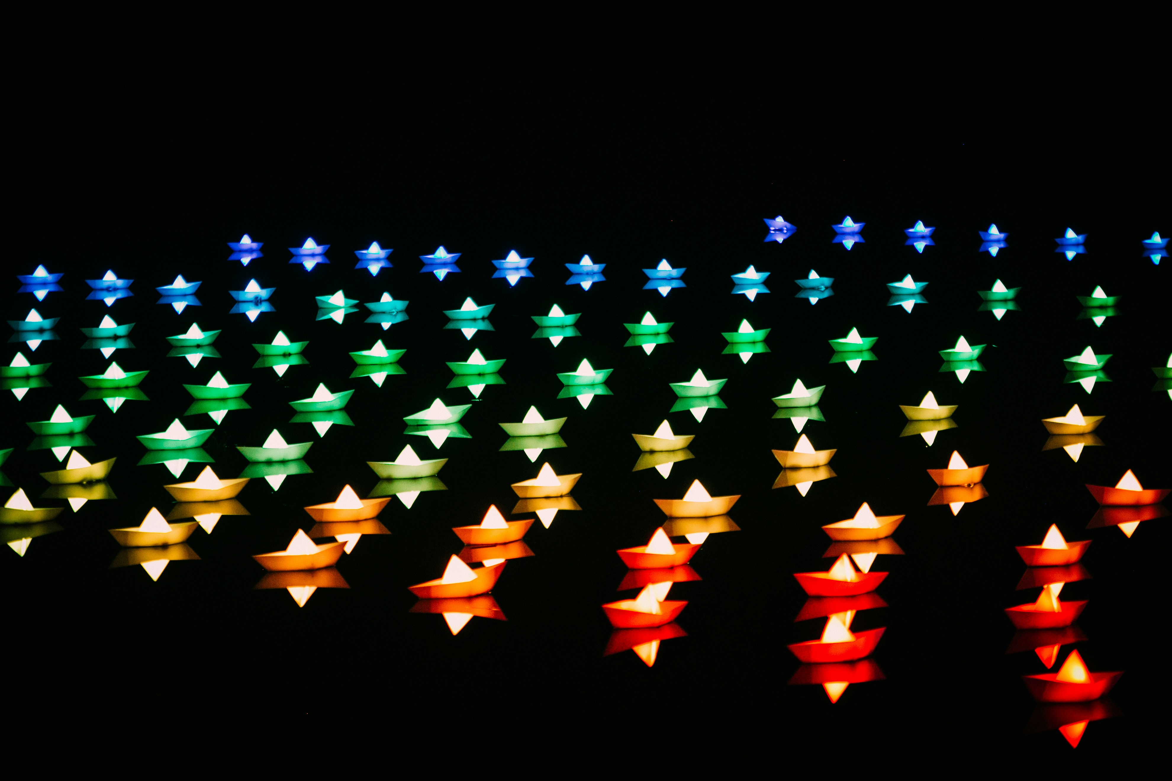 farbig beleuchtete Boote