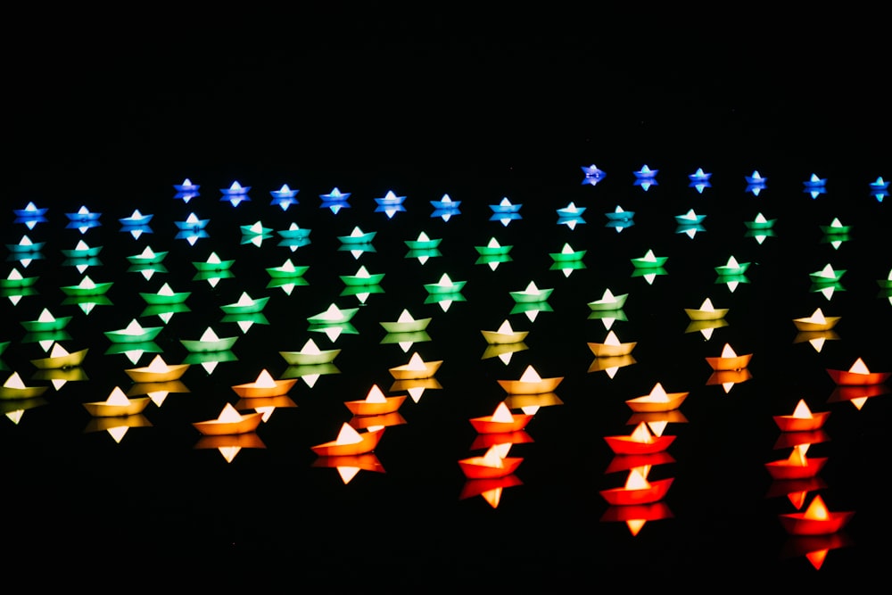 Barcos iluminados de colores variados