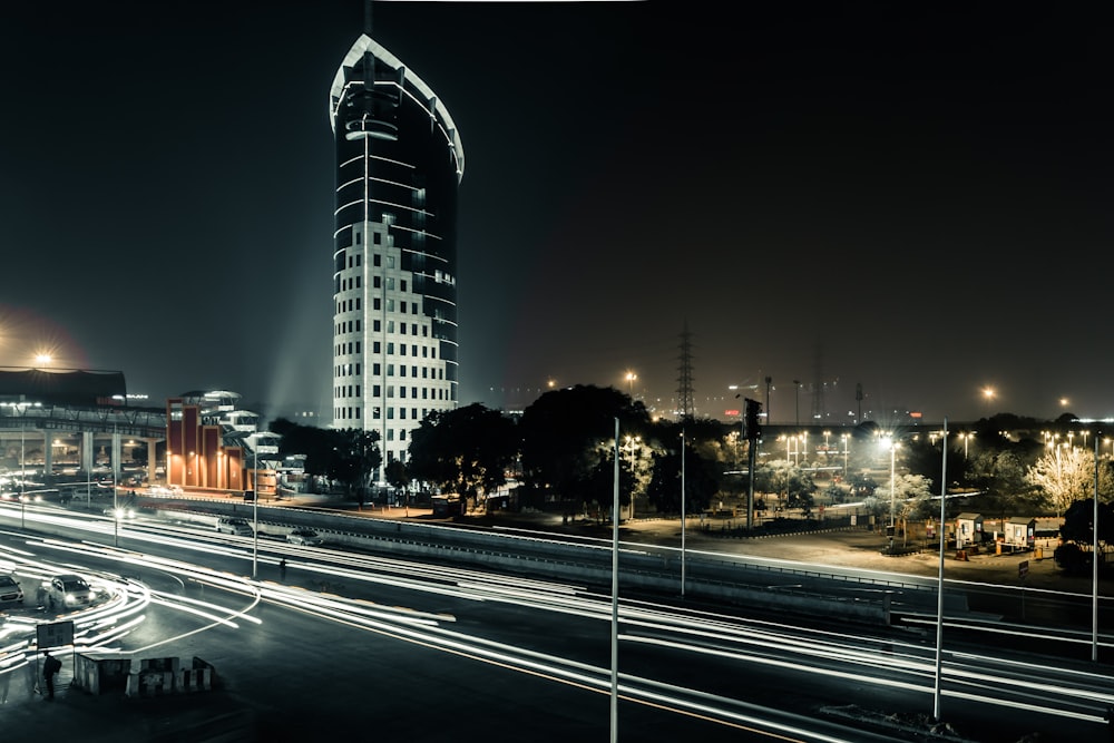 야간의 건물 및 도로 조명