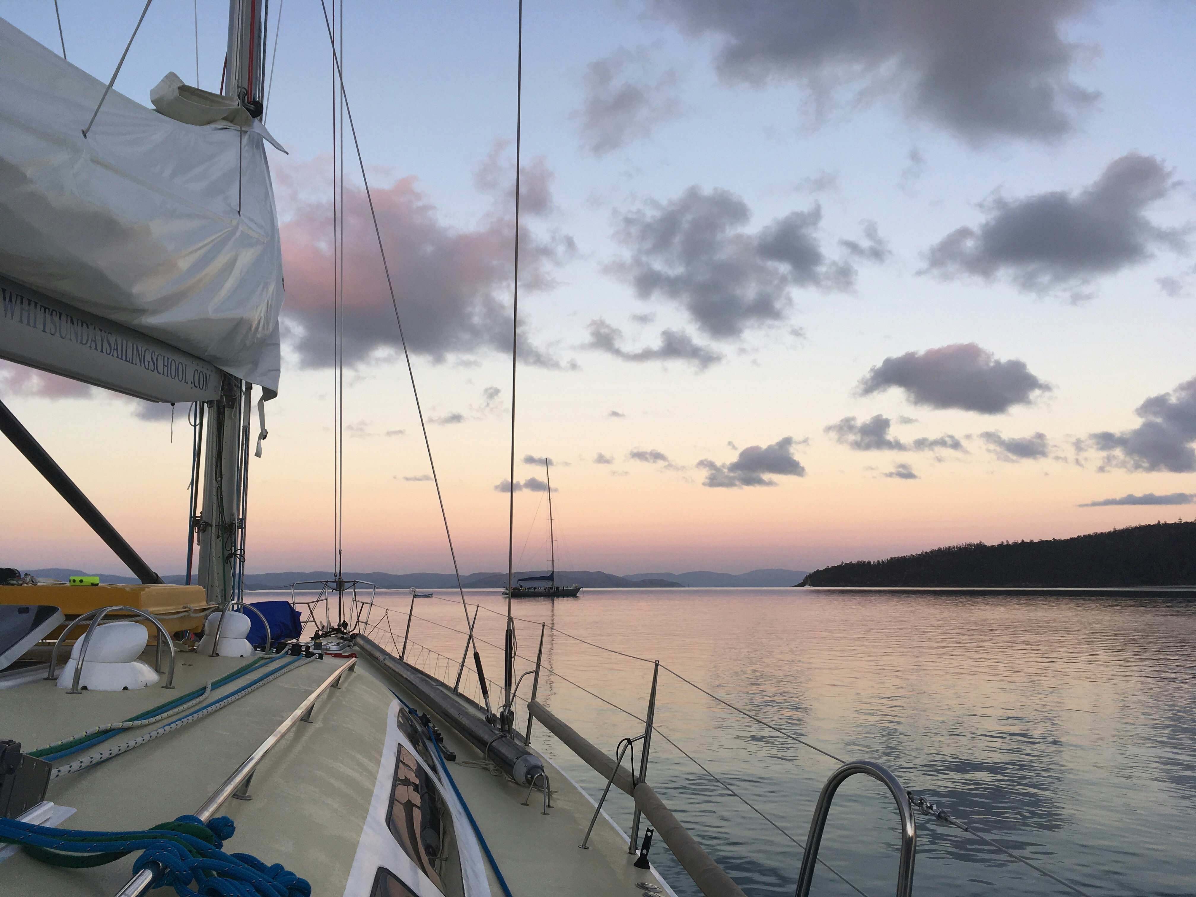 Coucher de soleil sur le catamaran au mouillage