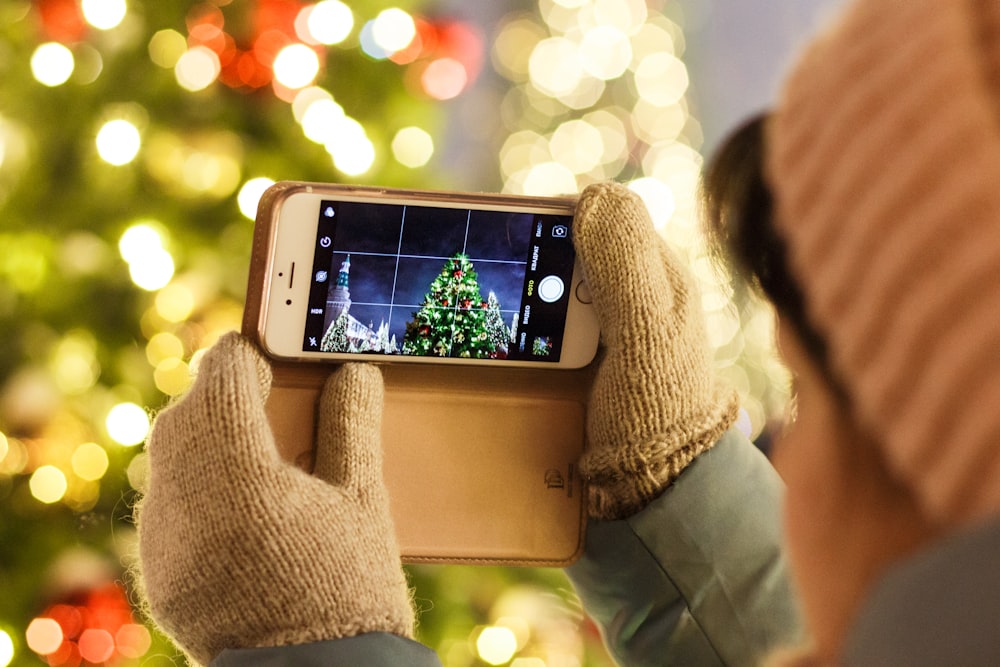 persona tomando foto del árbol de Navidad