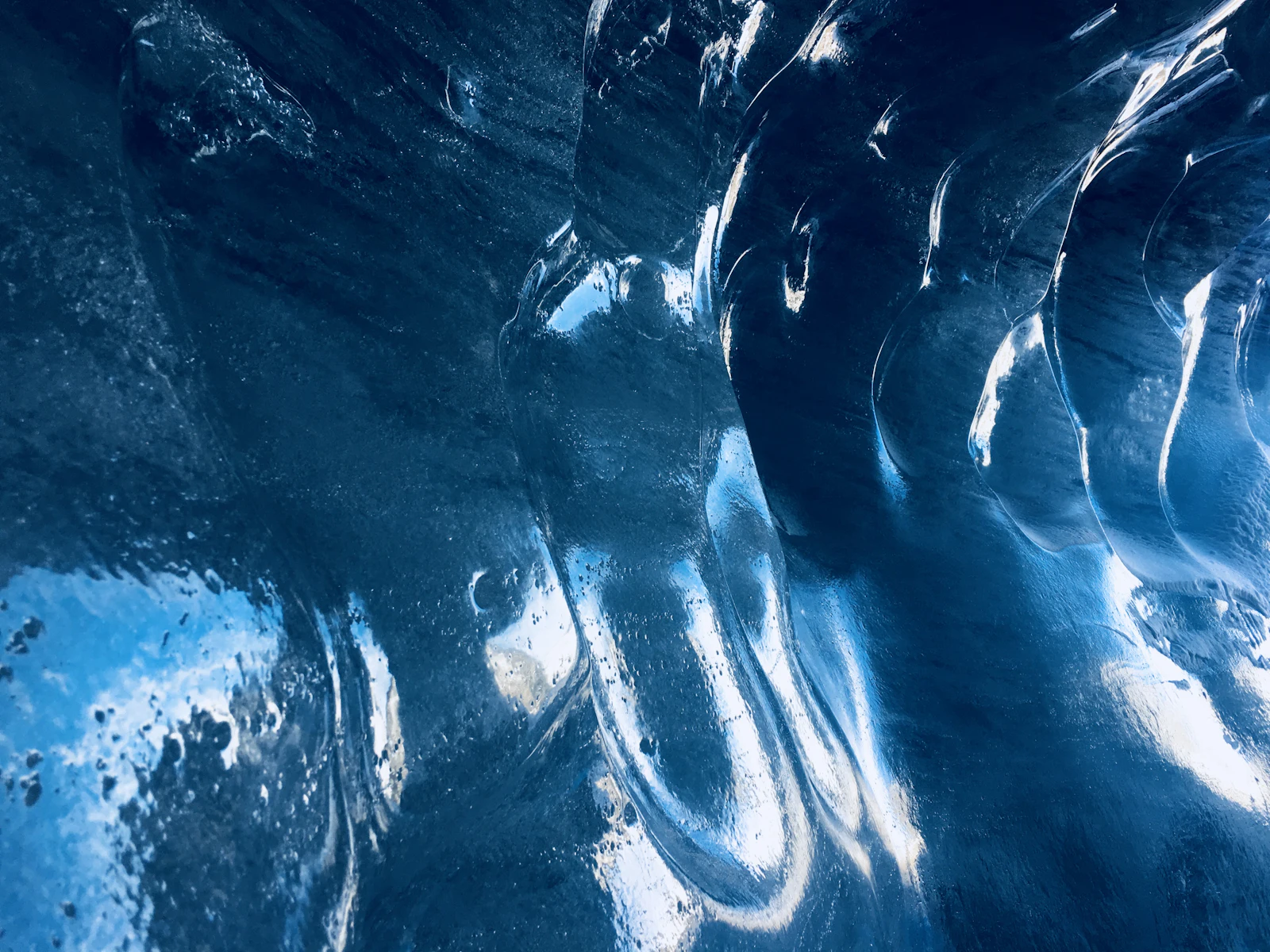 Sommets enneig&eacute;s dominant une vall&eacute;e alpine &mdash; image d'illustration, non prise sur le Grand Balcon Nord