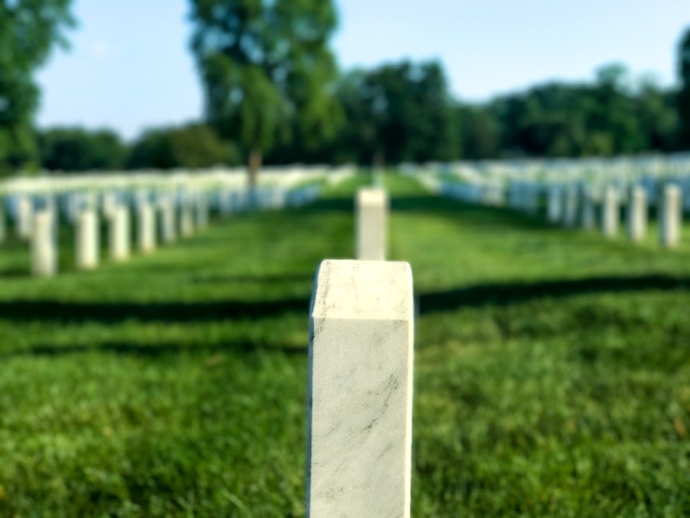 Lápida blanca en el cementerio