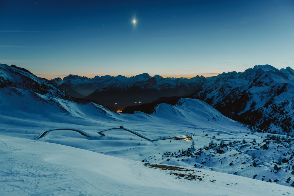 montanha coberta de neve durante a hora azul