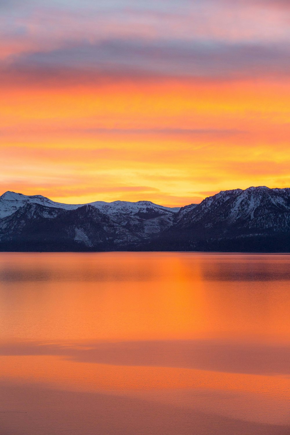 montagnes et lac au coucher du soleil