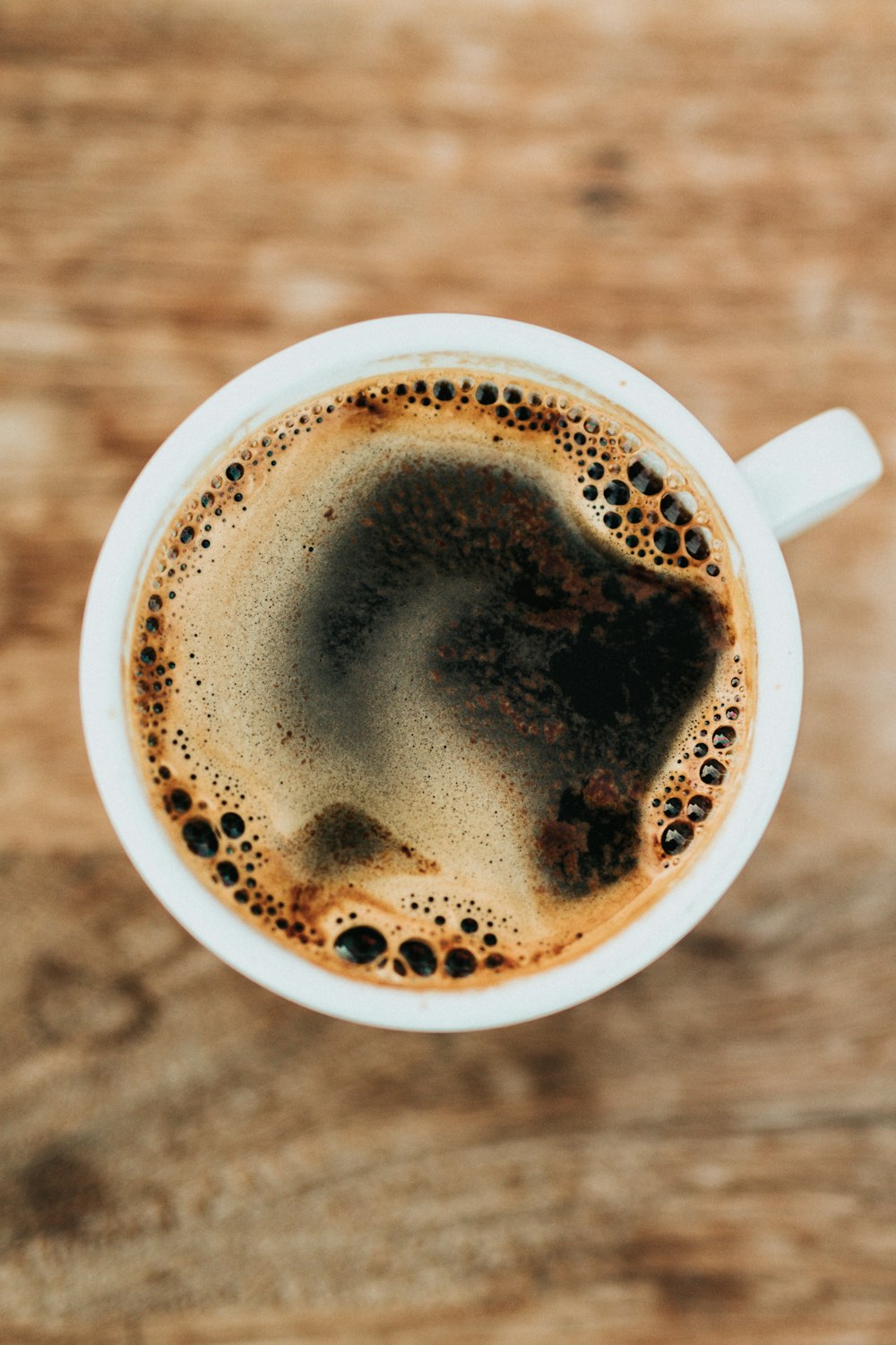 weißer Keramikbecher gefüllt mit Kaffee